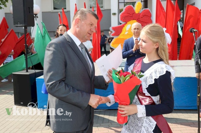 Районная торжественная линейка с участием руководства Кобринского района впервые в новом формате проходит на площади Ленина