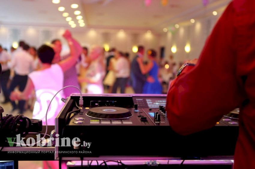 Как платить налог тем, кто занимается музыкальным обслуживанием свадеб и предоставляет услуги тамады