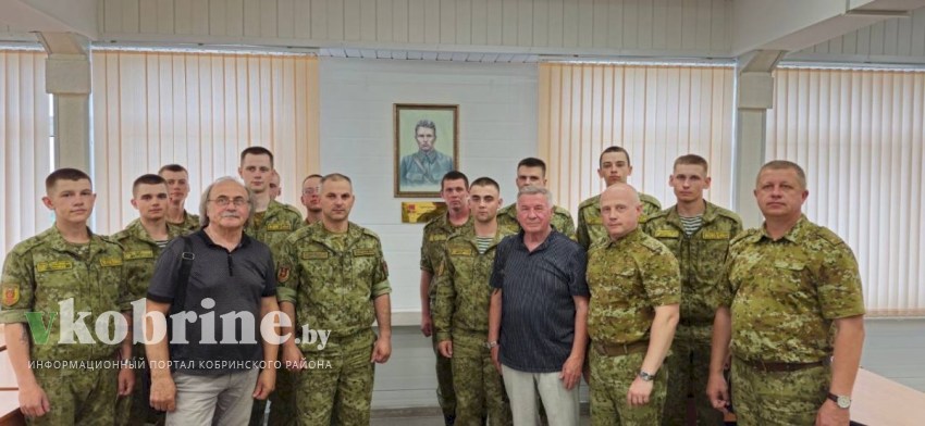 Народный художник Беларуси, профессор кафедры скульптуры Академии Искусств Республики Беларусь Владимир Слободчиков встретился с пограничниками