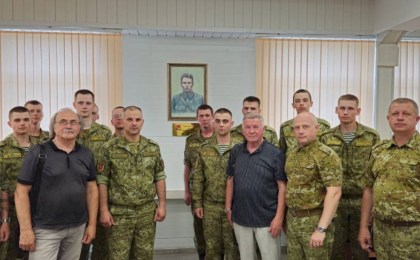 Народный художник Беларуси, профессор кафедры скульптуры Академии Искусств Республики Беларусь Владимир Слободчиков встретился с пограничниками