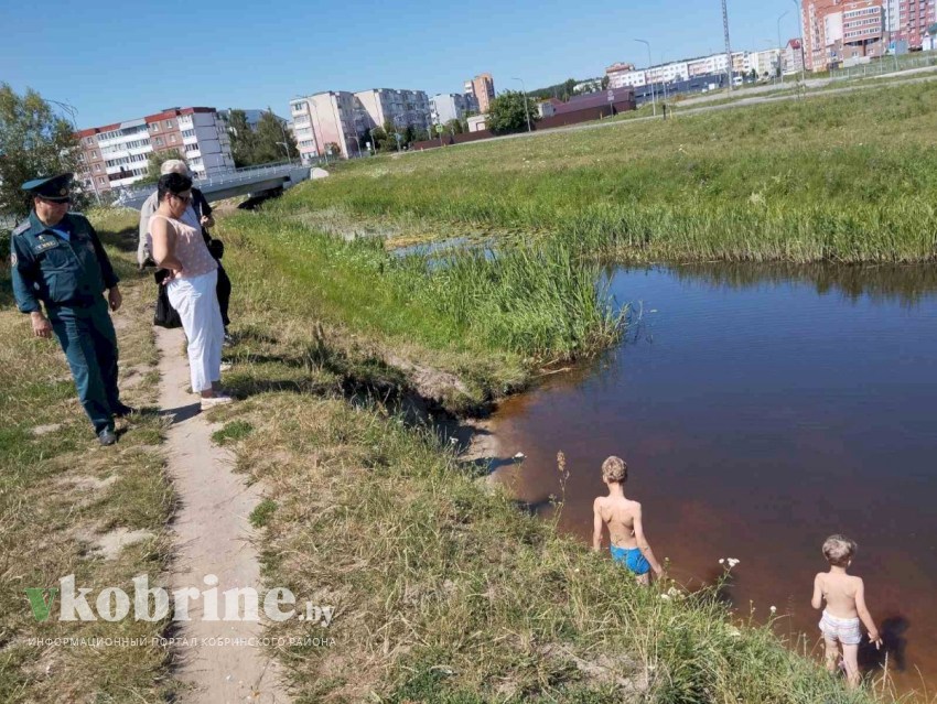 Предупредить беду: спасатели на суше, в воде и с воздуха обеспечивают безопасность людей на воде