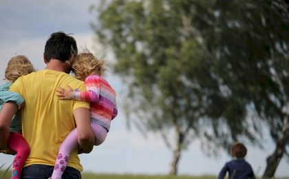 В Беларуси установлено ограничение разницы в возрасте между отцом и ребенком при усыновлении