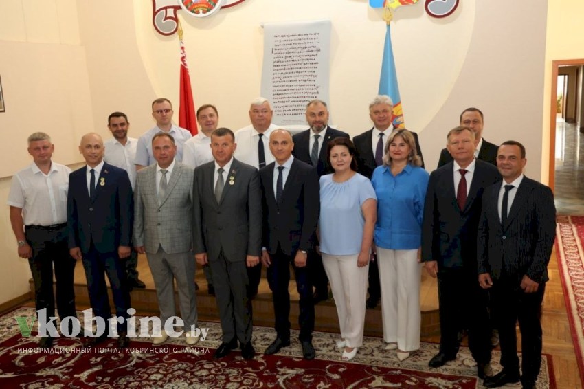 Сегодня у председателя Кобринского райисполкома Александра Пачко состоялся официальный прием делегаций из городов-побратимов Кобрина Ливен и Тихорецка 