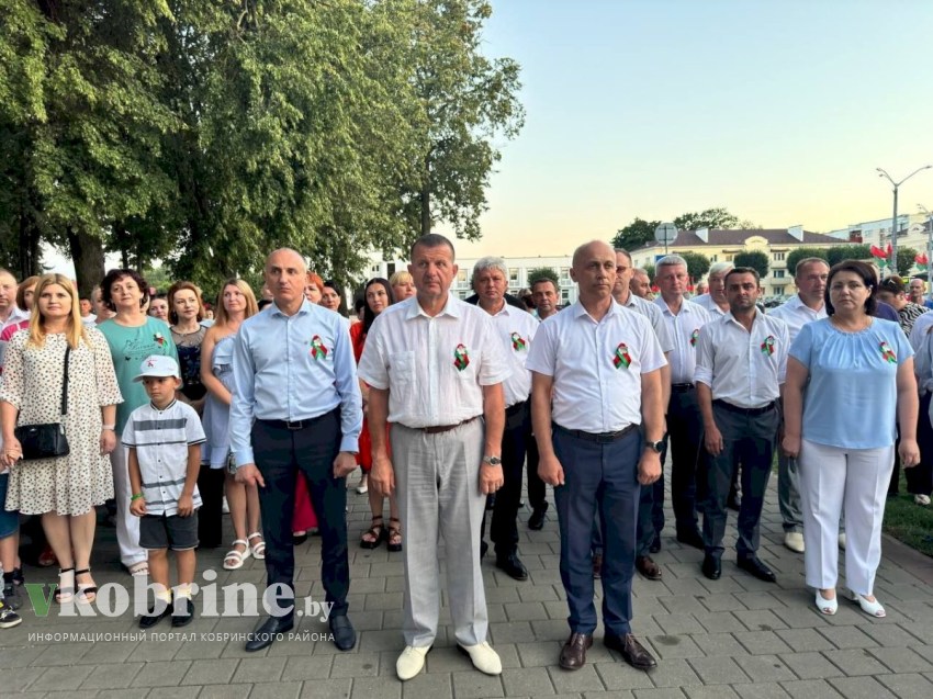 В Кобрине состоялось торжественное открытие Аллеи Славы «Герои, освободившие Кобрин»