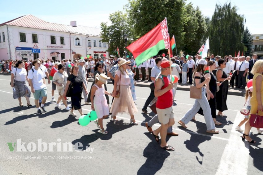 Военно-историческая реконструкция «Хроника военных лет» и парад-шествие «80 победных лет» по улицам Кобрина (фото)