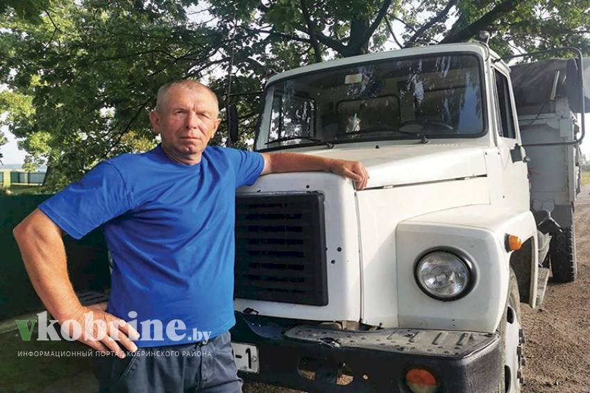 Водитель сортоиспытательной станции Сергей Бугрик стал первым в районе по перевозке зерна