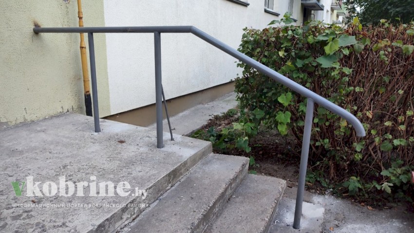 В подъездах многоэтажек устанавливают поручни