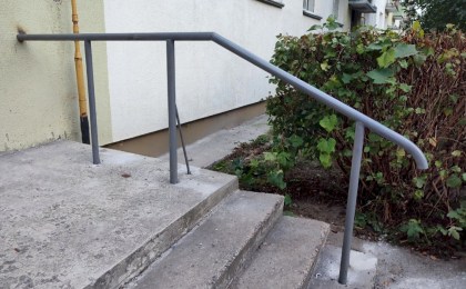 В подъездах многоэтажек устанавливают поручни