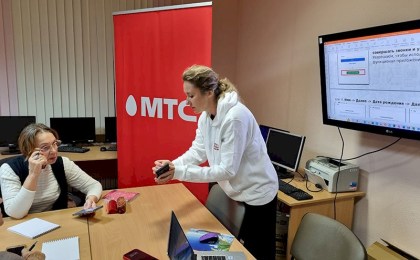 Впервые в Бресте людей старшего возраста обучат цифровой грамотности в школе #НаучиСвоихБлизких от МТС