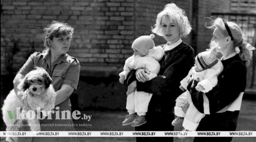 15 ламповых черно-белых фото белорусов с домашними животными