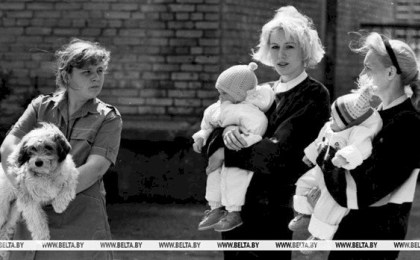 15 ламповых черно-белых фото белорусов с домашними животными
