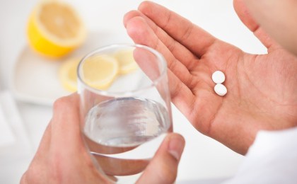 Узнайте, чем опасно запивать лекарства