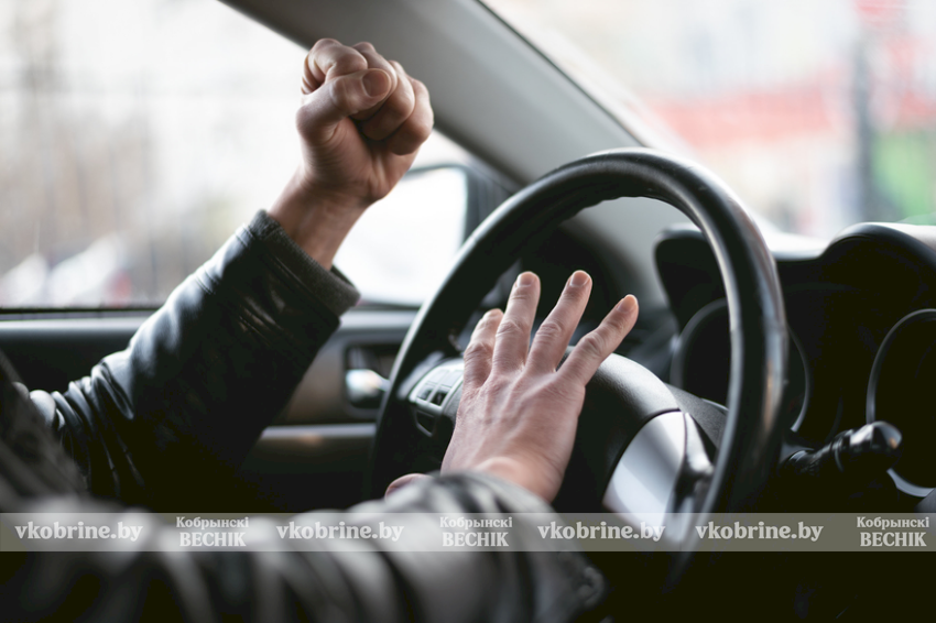 Язык автомобилистов: жесты и сигналы для общения на дороге