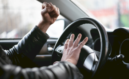 Язык автомобилистов: жесты и сигналы для общения на дороге