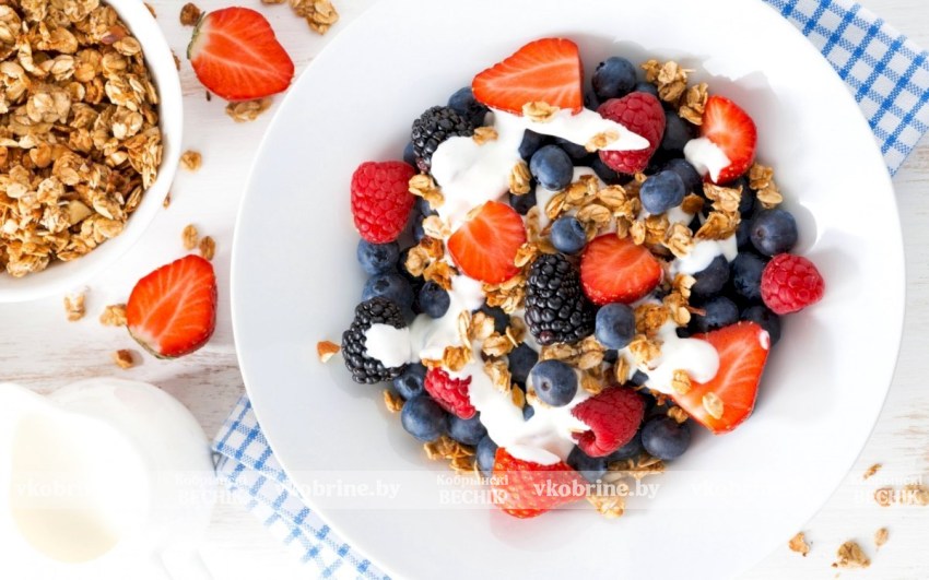 Диетолог рассказал, чем могут быть опасны йогурты с полок магазинов