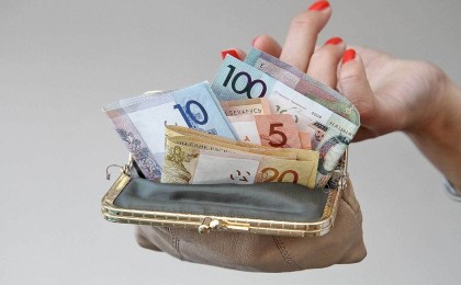 На банковскую карту, на почте, с доставкой на дом. В Минтруда напомнили о способах выплаты пенсий