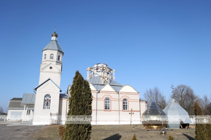 В деревне Мельники на церковь устанавливают новые купола 