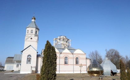 В деревне Мельники на церковь устанавливают новые купола 