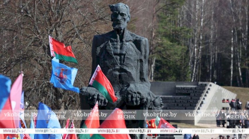 Колокола и людская скорбь. В день памяти Хатыни на мемориале возлагают цветы 