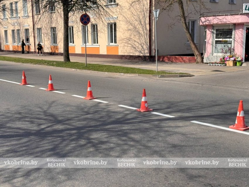 В Кобрине начали наносить дорожную разметку. ФОТОРЕПОРТАЖ