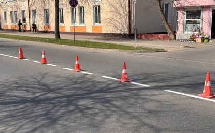 В Кобрине начали наносить дорожную разметку. ФОТОРЕПОРТАЖ
