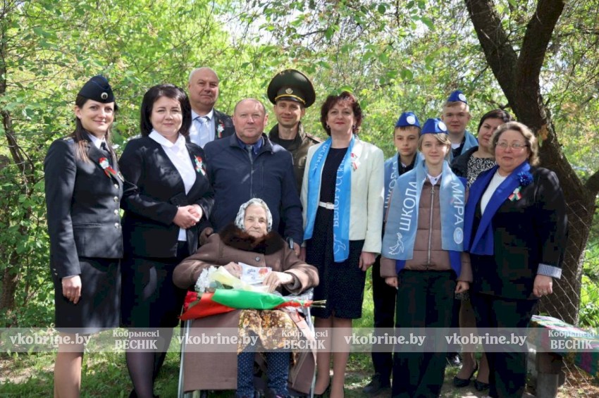«Пример мужества и стойкости»: на Кобринщине с наступающим Днем Победы поздравили ветерана Веру Дородько