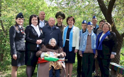«Пример мужества и стойкости»: на Кобринщине с наступающим Днем Победы поздравили ветерана Веру Дородько