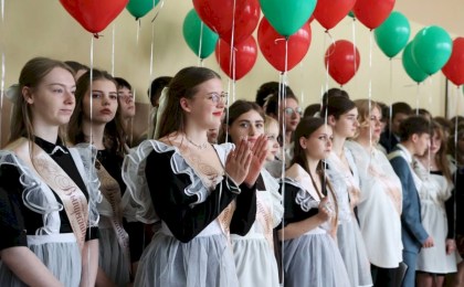  Атмасфера радасці і настальгіі – у сярэдняй школе № 6 прагучаў апошні званок