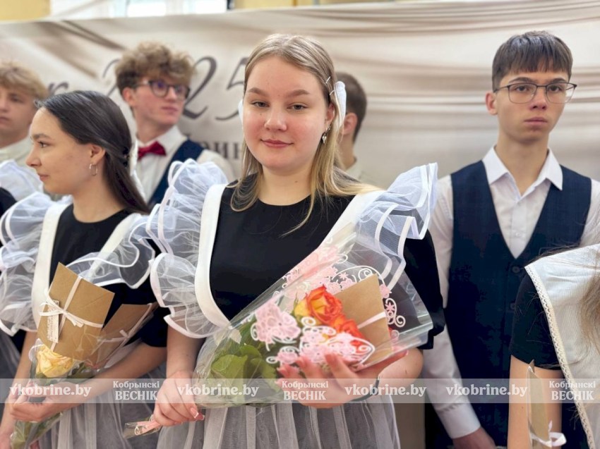 “Так не хочется прощаться с детством” – в средней школе № 1 прошла торжественная линейка