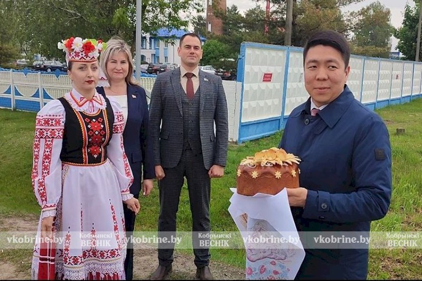 Чрезвычайный и Полномочный Посол Кыргызской Республики в Республике Беларусь Эрбол Султанбаев посетил Кобринщину