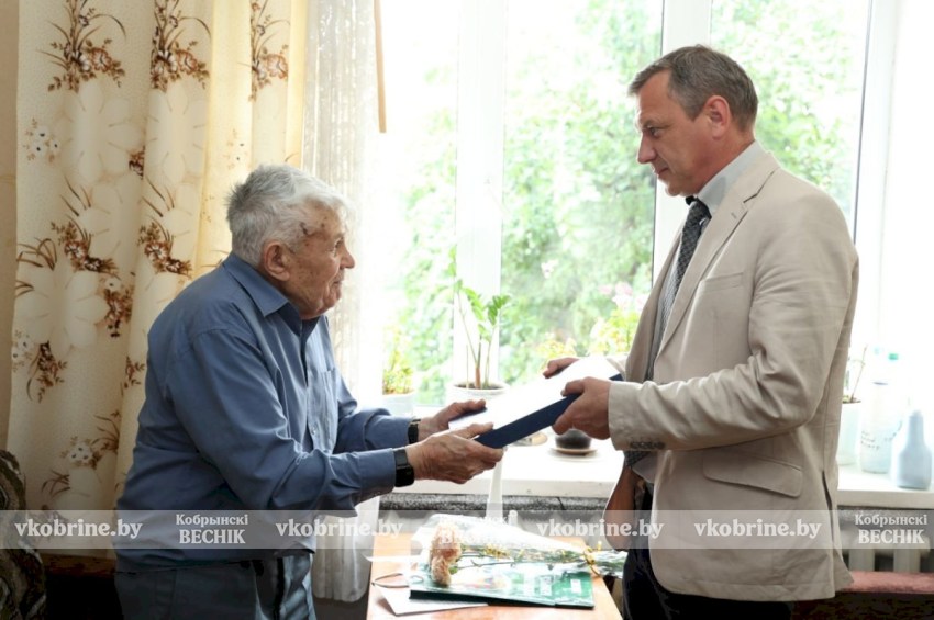 Ветэран ВАВ Нінэль Гасюк перадаў політэхнічнаму каледжу кнігу «Наш Прэзідэнт»
