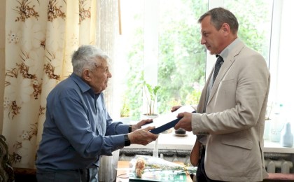 Ветэран ВАВ Нінэль Гасюк перадаў політэхнічнаму каледжу кнігу «Наш Прэзідэнт»