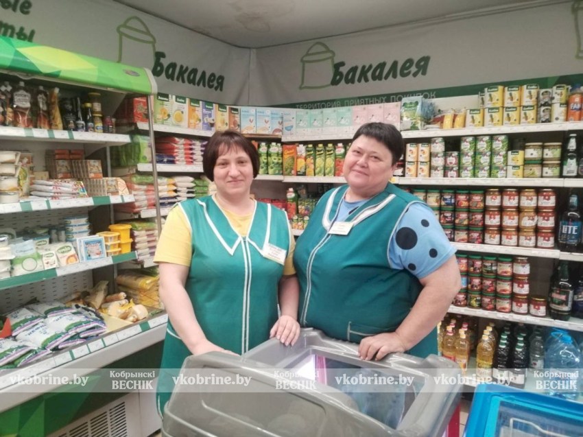 Продавцы Елена Кособуцкая и Галина Глушко из агрогородка Киселевцы знают, что нужно каждому покупателю
