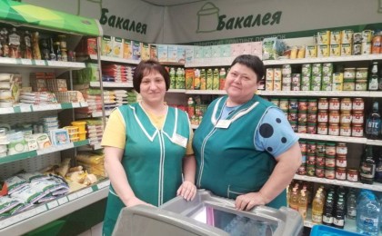 Продавцы Елена Кособуцкая и Галина Глушко из агрогородка Киселевцы знают, что нужно каждому покупателю