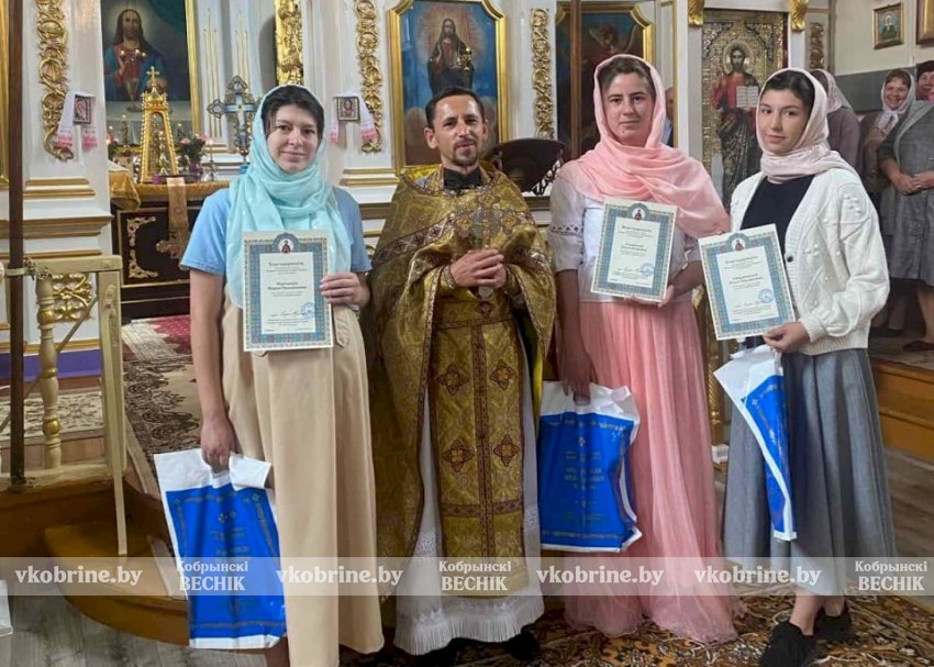 В аг. Буховичи преподавателям воскресной школы храма Покрова Пресвятой Богородицы вручили благодарности