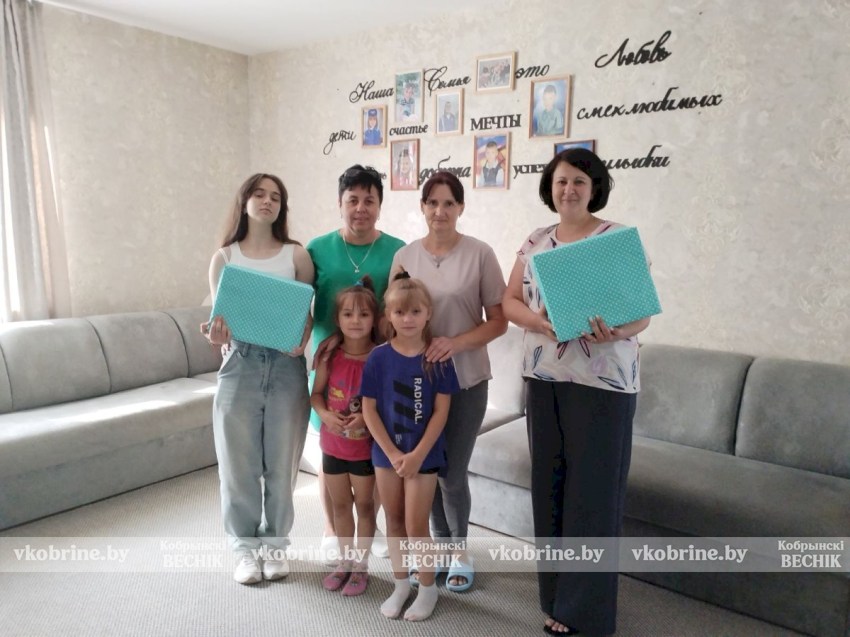 Республиканская акция «Соберем детей в школу» стартовала на Кобринщине - работники ИМНС посетили ребят детского дома семейного типа