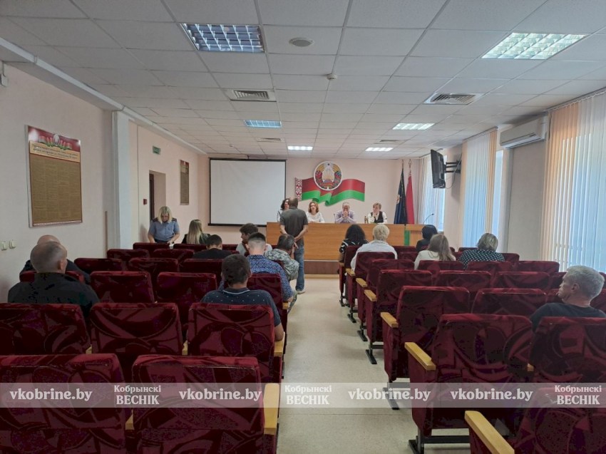 В Кобрине прошло заседание комиссии для граждан, состоящих на учете за домашнее насилие