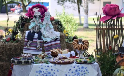 Самобытные костюмы, песни и праздничные угощения - свои подворья представили сельсоветы и хозяйства района. ФОТОРЕПОРТАЖ