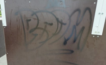 Не искусство, а вандализм - на новой скейт-площадке в Кобрине молодежь не только отдыхает и тренируется