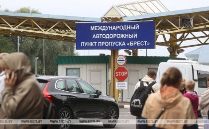 «Заложники ситуации». Сотни людей томятся перед пунктом пропуска «Брест» в ожидании въезда в Польшу
