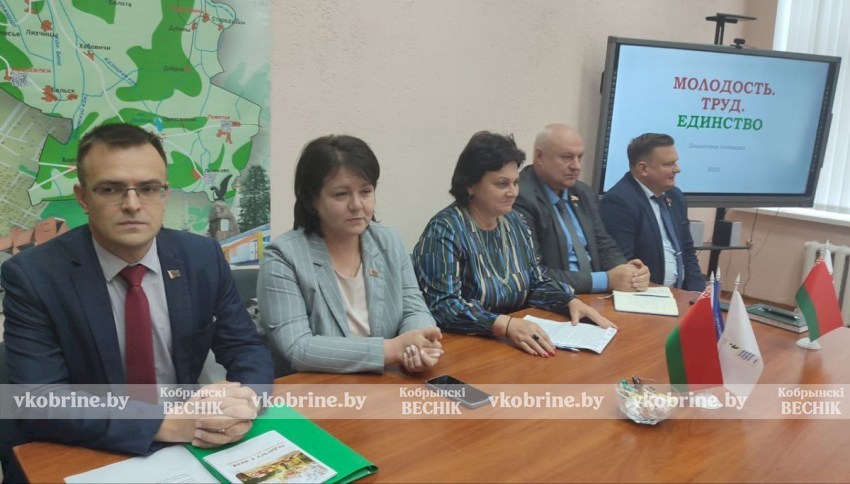 Адаптация в трудовых коллективах, вопросы наставничества - в Кобрине прошла диалоговая площадка с молодыми специалистами-педагогами