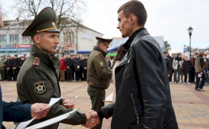 Служите достойно, кобринчане - очередной День призывника прошел в сквере Морозова