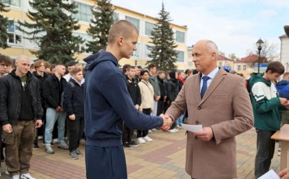 Почти 2 000 000 просмотров в социальных сетях набрали видео с вручением повесток в Кобрине - посмотрите как это было