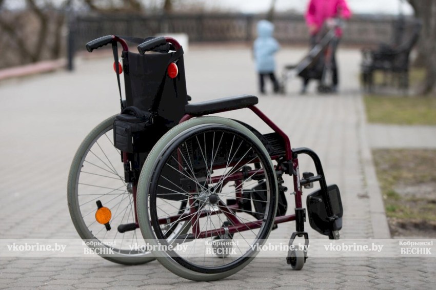 Где и как оформить бесплатное кресло-коляску — ответили в Минтруда