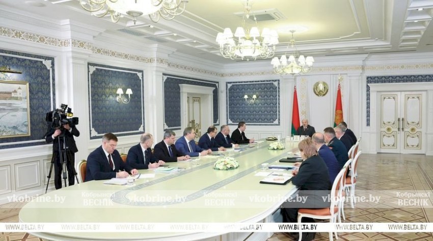 Программа пятилетки, третий реактор, самоизоляция Литвы и разговор с Путиным. Итоги недели Президента