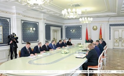 Программа пятилетки, третий реактор, самоизоляция Литвы и разговор с Путиным. Итоги недели Президента