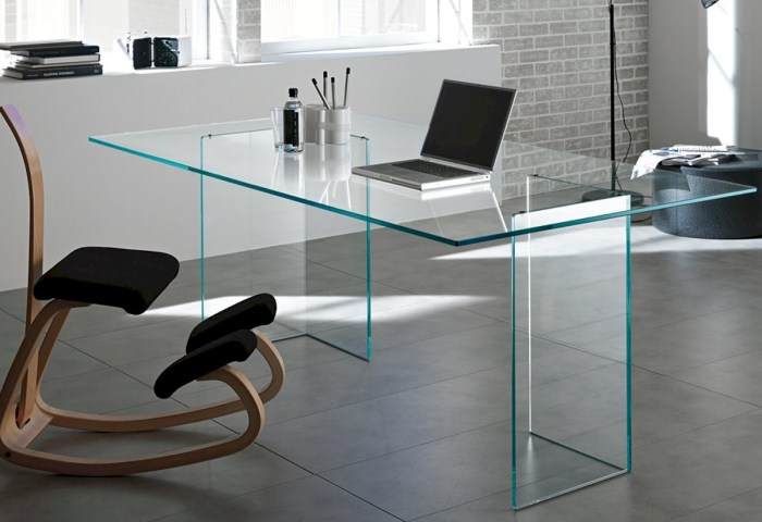 Дизайнер перечислила плюсы и минусы стеклянного стола в интерьере
