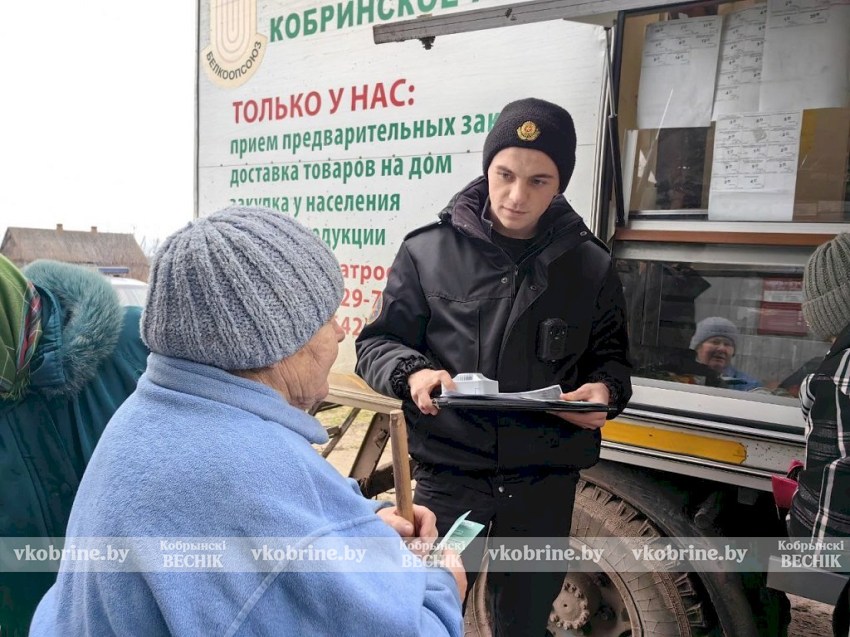 Автолавка безопасности - Кобринские спасатели встретились с жителями района и напомнили о правилах профилактики пожаров