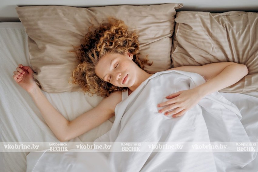 Трихолог рассказала о последствиях сна с мокрыми волосами