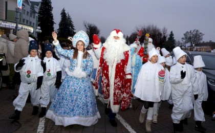 Новый год стучится в двери - зажжение главной елки дало старт зимним торжествам в Кобрине. ФОТОРЕПОРТАЖ